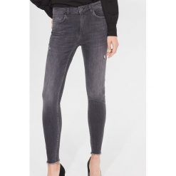 Jeansy skinny fit z aplikacją - Szary. Szare jeansy damskie Mohito. W wyprzedaży za 79,99 zł.
