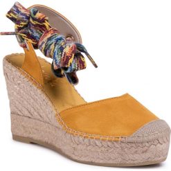 Espadryle VIDORRETA - Sandalia Pico Trasera 14675 Mostaza. Żółte espadryle damskie Vidorreta, bez wzorów, ze skóry, bez obcasa, na obcasie. Za 389,00 zł.
