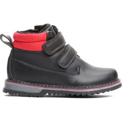 Czarne Traperki Take Place. Czarne buty chłopięce zimowe marki Born2be, z materiału, z okrągłym noskiem, na zamek. Za 69,99 zł.