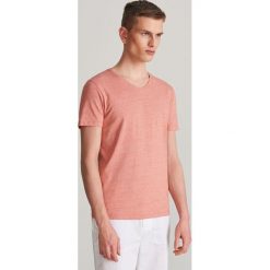 T-shirt z melanżowej dzianiny - Czerwony. Czerwone t-shirty męskie Reserved, s, bez wzorów, z dzianiny, bez kołnierzyka. Za 49,99 zł.