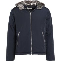 Folk Kurtka przejściowa deep navy/metallic. Niebieskie kurtki męskie marki Folk, m, bez wzorów, z poliesteru. W wyprzedaży za 739,60 zł.