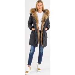 PUCHOWA PARKA NANSEN Hetrego. Czarne kurtki damskie Hetregò, z aplikacjami, z puchu. Za 2237,40 zł.
