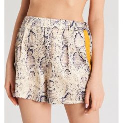 Szorty z wężowym wzorem - Beżowy. Brązowe szorty damskie Cropp, bez wzorów. Za 47,99 zł.