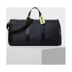 Torba Typu Weekender Z Logo 4G Model Dan. Niebieskie torby podróżne Guess, w paski, z syntetyku. Za 461,00 zł.