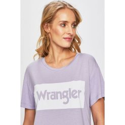 Wrangler - Top. Fioletowe bluzki damskie Wrangler, s, z nadrukiem, z poliesteru, z okrągłym kołnierzem. W wyprzedaży za 49,90 zł.