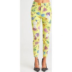 JEANSY Versace Jeans Couture. Jeansy damskie Versace Jeans Couture, bez wzorów, z jeansu, klasyczne, z podwyższonym stanem. W wyprzedaży za 1091,30 zł.