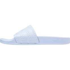 Adidas Originals ADILETTE Sandały kąpielowe easy blue. Niebieskie sandały damskie marki adidas Originals, z tworzywa sztucznego. Za 169,00 zł.