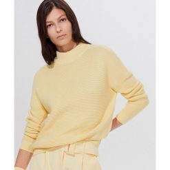 Sweter z golfem - Żółty. Żółte swetry damskie Mohito, s, bez wzorów, bez rękawów, bez kaptura. W wyprzedaży za 39,99 zł.