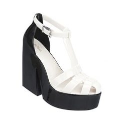Sandały w kolorze biało-czarnym. Czarne sandały damskie Melissa, Pepe Jeans, bez wzorów, z okrągłym noskiem, bez obcasa, ze sprzączką. W wyprzedaży za 219,95 zł.
