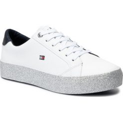 Sneakersy TOMMY HILFIGER - Corporate Crystal Dress Sneaker FW0FW04296 White 100. Białe półbuty damskie TOMMY HILFIGER, ze skóry. W wyprzedaży za 379,00 zł.