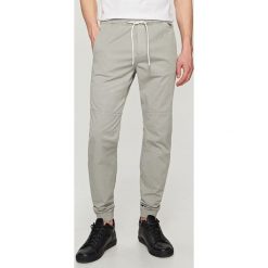 Joggery męskie: Joggery slim fit – Jasny szar