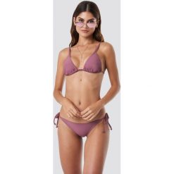 NA-KD Swimwear Dół bikini Triangle - Purple. Fioletowe bikini NA-KD Swimwear, w paski. Za 32,00 zł.