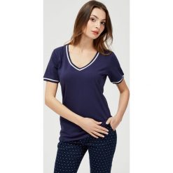 T-shirt z metaliczną lamówką. Niebieskie bluzki damskie Moodo, m, bez wzorów, z elastanu, z dekoltem w serek, z krótkim rękawem. Za 39,99 zł.