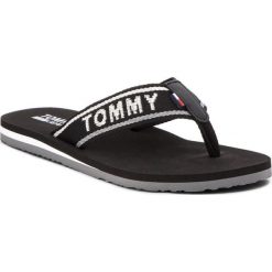 Japonki Tommy Jeans Low Beach Sandal EN0EN00066. Czarne klapki damskie Tommy Jeans, bez wzorów, z jeansu, bez obcasa. W wyprzedaży za 99,00 zł.