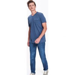 T-SHIRT MĘSKI W SEREK Z NADRUKIEM. Niebieskie t-shirty męskie Top Secret, na zimę, xl, z nadrukiem, z bawełny, z dekoltem w serek, krótkie. W wyprzedaży za 29,99 zł.