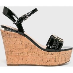 Guess Jeans - Sandały Gesina2. Koturny damskie Guess Jeans, bez obcasa, na obcasie, na klamry. W wyprzedaży za 239,90 zł.