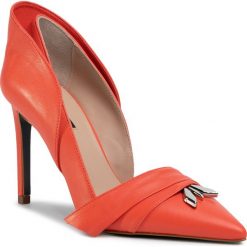 Szpilki PATRIZIA PEPE - 2V9096/A5M6-R665 Hibiscus Red. Czerwone półbuty damskie Patrizia Pepe, z aplikacjami, ze skóry, bez obcasa, na obcasie, bez zapięcia. Za 1139,00 zł.