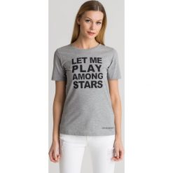 Szary t-shirt damski z czarnym nadrukiem - Szary. Szare t-shirty damskie Emporio Armani, z nadrukiem, z elastanu, z okrągłym kołnierzem. Za 119,60 zł.