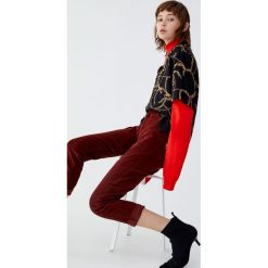 Spodnie sztruksowe slim fit z wysokim stanem. Czerwone spodnie damskie z wysokim stanem marki Pull&Bear, ze sztruksu, z podwyższonym stanem. Za 79,90 zł.