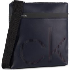 Saszetka CALVIN KLEIN - Ck Up Flat Crossover K50K504806 CEF. Niebieskie torby męskie skórzane Calvin Klein, bez wzorów, ze skóry ekologicznej, młodzieżowe. Za 359,00 zł.