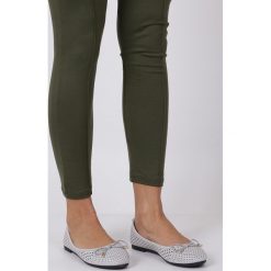 Szare baleriny ażurowe z kokardką Casu DA19X13/LG. Szare baleriny damskie Casu, bez wzorów, bez obcasa. Za 39,99 zł.