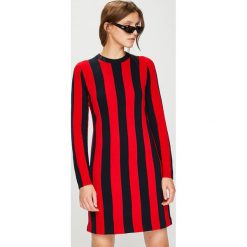 Calvin Klein - Sukienka. Czerwone sukienki damskie marki Calvin Klein, na co dzień, s, bez wzorów, z wełny, casualowe, z okrągłym kołnierzem, z długim rękawem, długie, mini, proste. W wyprzedaży za 629,90 zł.