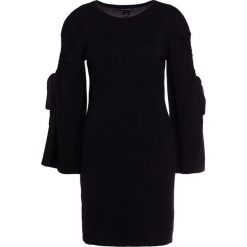 Club Monaco SOHRABIA DRESS Sukienka dzianinowa black. Czarne sukienki damskie marki Club Monaco, bez wzorów, z wełny, bez kołnierzyka, bez rękawów. W wyprzedaży za 371,60 zł.