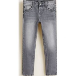 Mango Kids - Jeansy dziecięce. Niebieskie spodnie chłopięce marki Mango Kids, bez wzorów, z elastanu. Za 69,90 zł.