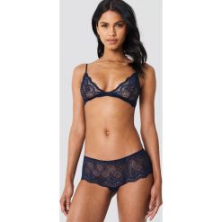 Samsoe & Samsoe Figi Marilyn 7092 - Navy. Niebieskie figi Samsøe & Samsøe, w koronkowe wzory, z koronki. Za 121,95 zł.