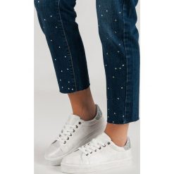 SZNUROWANE OBUWIE SPORTOWE. Różowe buty sportowe damskie Merg, bez wzorów, na sznurówki. Za 69,90 zł.