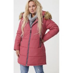 Ciemnoróżowa Kurtka Parkdale. Różowe kurtki damskie Born2be, na zimę, xl, bez wzorów, długie. Za 239,99 zł.