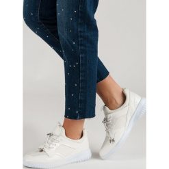 BUTY SPORTOWE ZE ŚCIĄGACZEM. Czarne buty sportowe damskie Merg, bez wzorów, bez zapięcia. Za 69,90 zł.