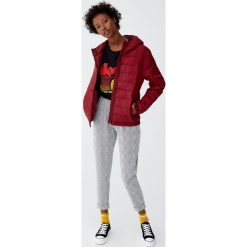 Puchowa kurtka z kapturem. Czerwone kurtki damskie puchowe marki Pull&Bear, z puchu, z kapturem. Za 89,90 zł.