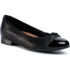Półbuty CLARKS - Un Blush Cap 261369174 Black Combi. Czarne półbuty damskie Clarks, z aplikacjami, ze skóry, bez obcasa, na obcasie, bez zapięcia. W wyprzedaży za 299,00 zł.
