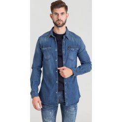KOSZULA JEANSOWA GUESS. Niebieskie koszule męskie Guess, xl, z aplikacjami, z jeansu, z klasycznym kołnierzykiem, bez rękawów. Za 184,50 zł.