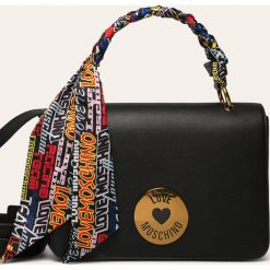 Love Moschino - Torebka. Czarne listonoszki damskie Love Moschino, w paski, ze skóry ekologicznej, na ramię, z aplikacjami. W wyprzedaży za 639,90 zł.