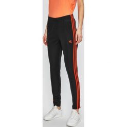 Adidas Originals - Spodnie. Czarne spodnie damskie adidas Originals, bez wzorów, z bawełny, casualowe. W wyprzedaży za 199,90 zł.