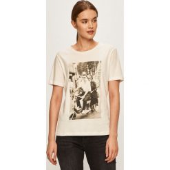 Jacqueline de Yong - T-shirt. Białe bluzki damskie Jacqueline de Yong, s, z nadrukiem, z bawełny, casualowe, z okrągłym kołnierzem, z krótkim rękawem. Za 59,90 zł.