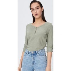 Bluzka z zapięciem przy dekolcie ECO AWARE - Zielony. Zielone bluzki damskie Sinsay, s, bez wzorów, bez kołnierzyka, bez rękawów. Za 24,99 zł.