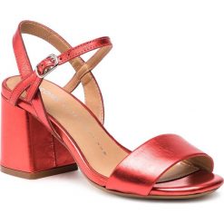 Sandały BRONX - 84495-G BX 1254 Bright Red 33. Czerwone klapki damskie marki Bronx, bez wzorów, ze skóry, bez obcasa, na obcasie. W wyprzedaży za 179,00 zł.