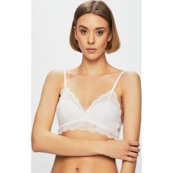 Triumph - Biustonosz Tempting Lace. Białe biustonosze Triumph, w koronkowe wzory, z elastanu. W wyprzedaży za 79,90 zł.