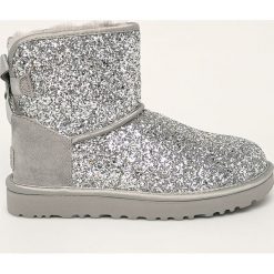 UGG - Śniegowce Classic Mini Bow Cosmos. Czarne śniegowce damskie Ugg, z wełny, bez zapięcia. W wyprzedaży za 749,90 zł.