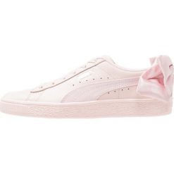 Puma BASKET BOW Półbuty wsuwane pearl. Różowe półbuty damskie wsuwane Puma, bez wzorów, ze skóry ekologicznej, na niskim obcasie, bez zapięcia. Za 379,00 zł.