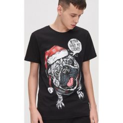Świąteczna koszulka z mopsem - Czarny. Czarne koszulki męskie Cropp, s, bez wzorów, wizytowe, bez kołnierzyka, bez rękawów. Za 29,99 zł.