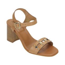 Skórzane sandały w kolorze jasnobrązowym. Sandały damskie Clarks, Wojas. W wyprzedaży za 199,95 zł.