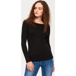 T-shirt z prostym dekoltem - Czarny. Czarne t-shirty damskie Sinsay, s, bez wzorów, bez kołnierzyka. W wyprzedaży za 7,99 zł.
