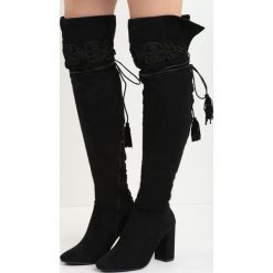 Czarne Kozaki Enamour. Czarne buty zimowe damskie Born2be, z okrągłym noskiem, na wysokim obcasie, na platformie. Za 139,99 zł.
