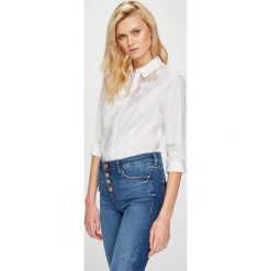 Guess Jeans - Koszula. Białe bluzki damskie marki Guess Jeans, s, z aplikacjami, z elastanu, eleganckie, z klasycznym kołnierzykiem, z długim rękawem. W wyprzedaży za 269,90 zł.