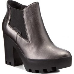 Botki CALVIN KLEIN JEANS - Sandy R0589 Anthracite. Brązowe buty zimowe damskie marki Calvin Klein Jeans, z jeansu, na obcasie. W wyprzedaży za 329,00 zł.