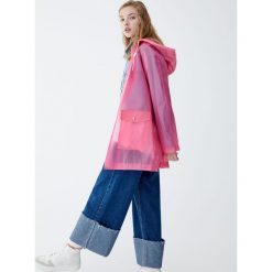 Płaszcz przeciwdeszczowy z kapturem i sznurkami. Niebieskie kurtki damskie Pull&Bear, bez wzorów. Za 139,00 zł.